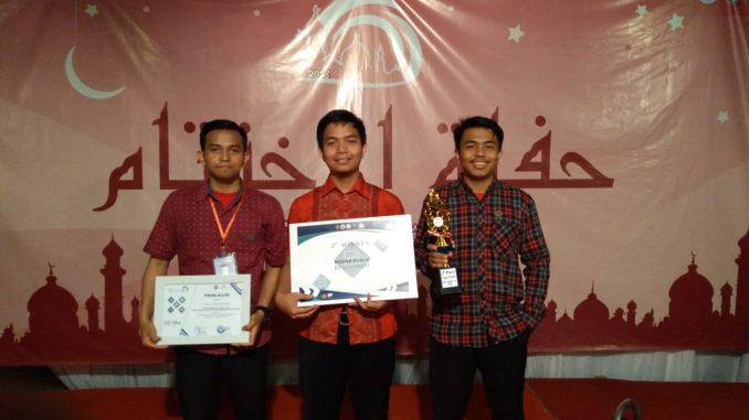 Gambar Tiga Delegasi Mahasiswa Kedokteran Juara II Lomba Poster Publik Nasional 